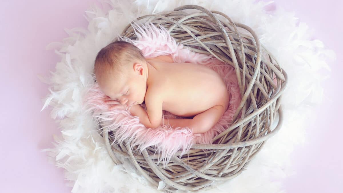 Immortaliser les premiers instants de vie en famille : le shooting photo de naissance