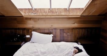 Quand le bébé peut-il dormir sur le ventre ?